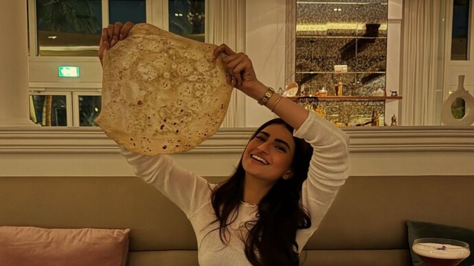 Pic: Palak Tiwari relishes super huge naan while in Dubai, calls it Yummiest